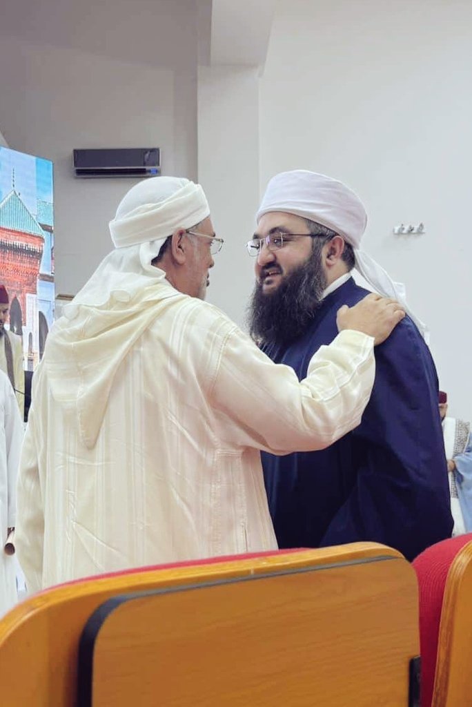 Fas'ta Mâlikî mezhebinin önde gelen büyük fakihlerinden, Hazret-i Şeyh Abdüsselâm Meşîş'in torunlarından, Fas Krallığı Yüksek Fıkıh Konseyi üyesi muhterem Prof. Dr. Abdurrahim el-Alemî (Allah kendilerini muhafaza buyursun) ile birlikte.