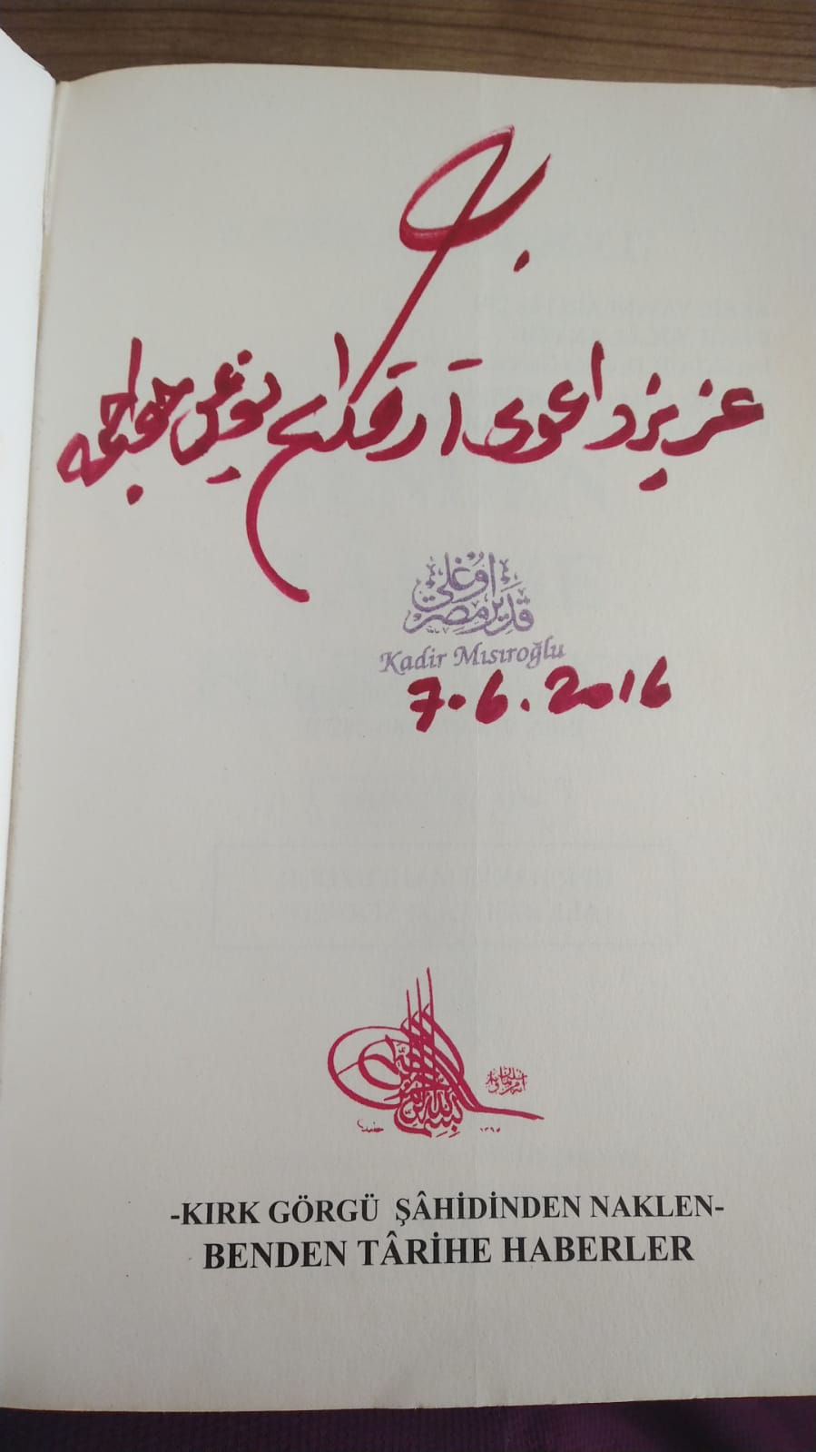 Merhum Üstad Kadir Mısıroğlu'nun imzaladığı son eseri; şöyle yazmışlar: "Aziz dâvâ arkadaşım Yunus Hocama, 7.6.2016".
