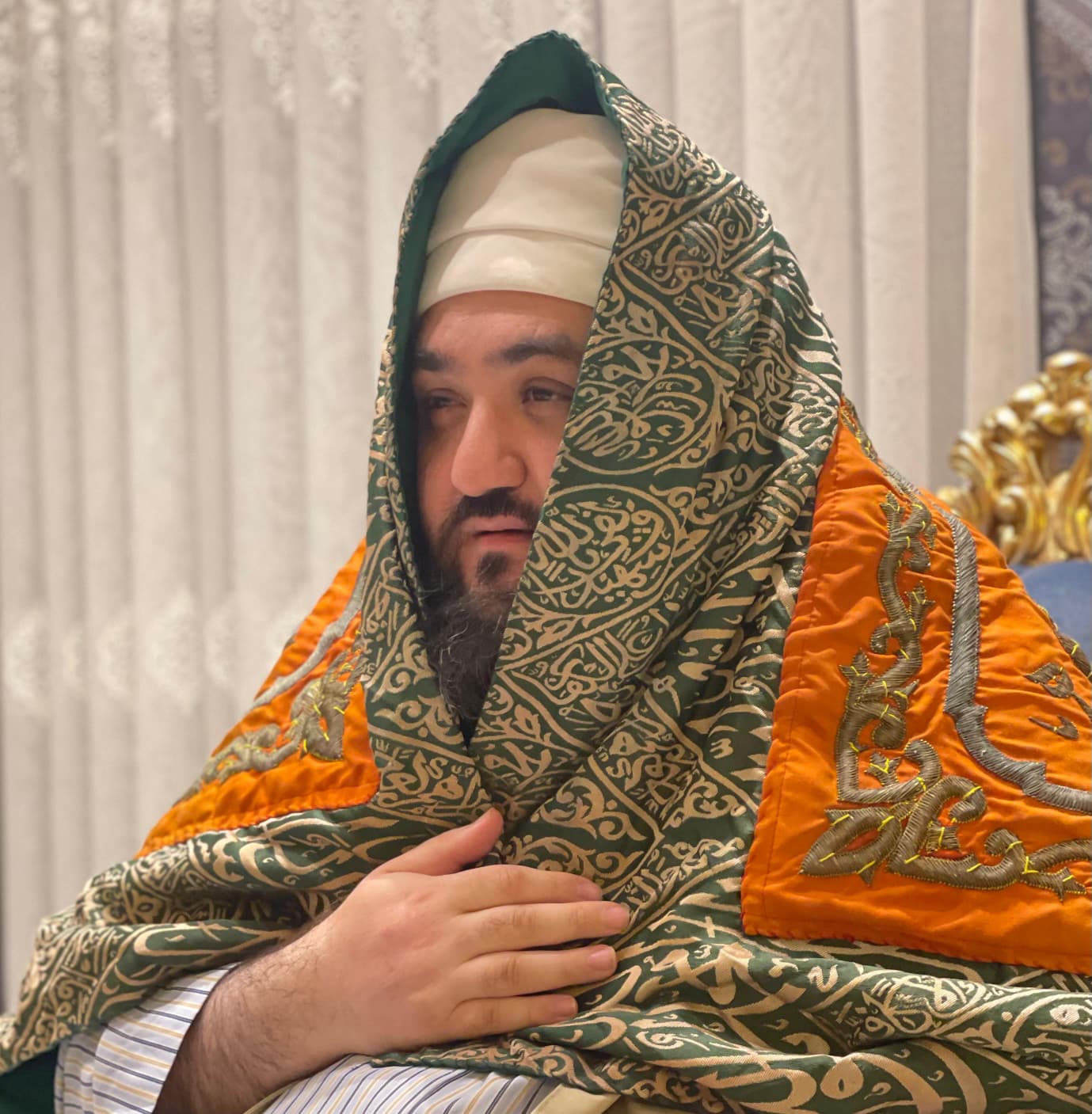 Kendisine takdim edilen, Osmanlı Devlet-i Aliyyesi devrine ait Ravza-i Mutahhara örtüsünü ziyaretinden.