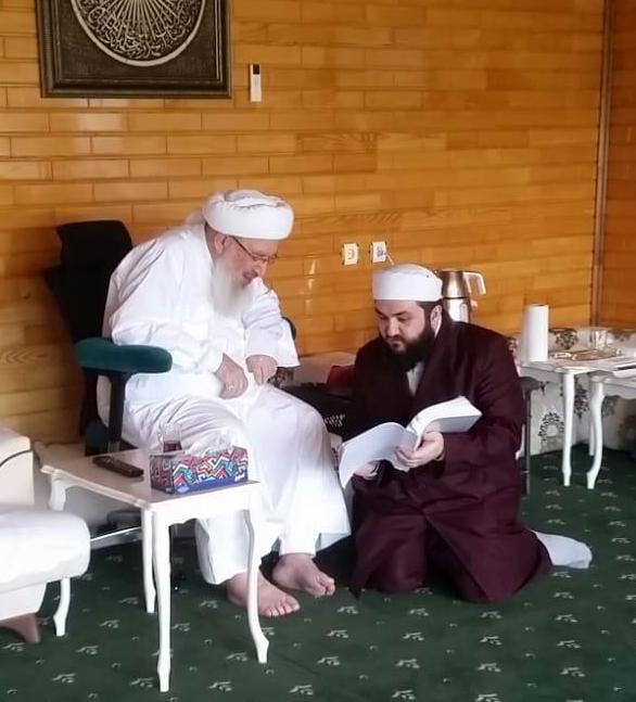 Merhum Şeyh Seyyid Abdülbâkî el-Hüseynî Hazretlerine bir eser çalışmasını takdim ederken.
