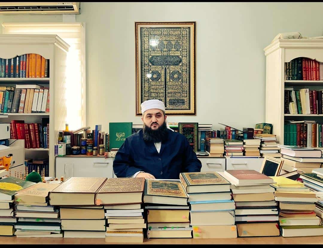 Çalışma masasında.