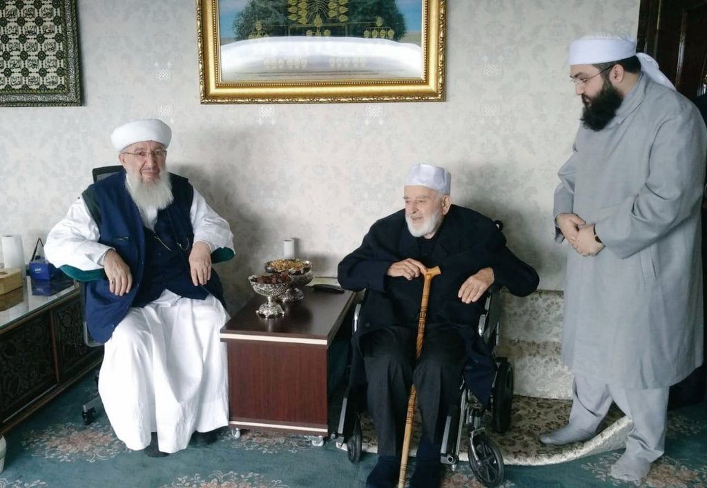 Merhum mürşidi Şeyh Seyyid Abdülbâkî Hazretleri ve merhum üstazı Muhammed Emin Saraç Hocamız ile.