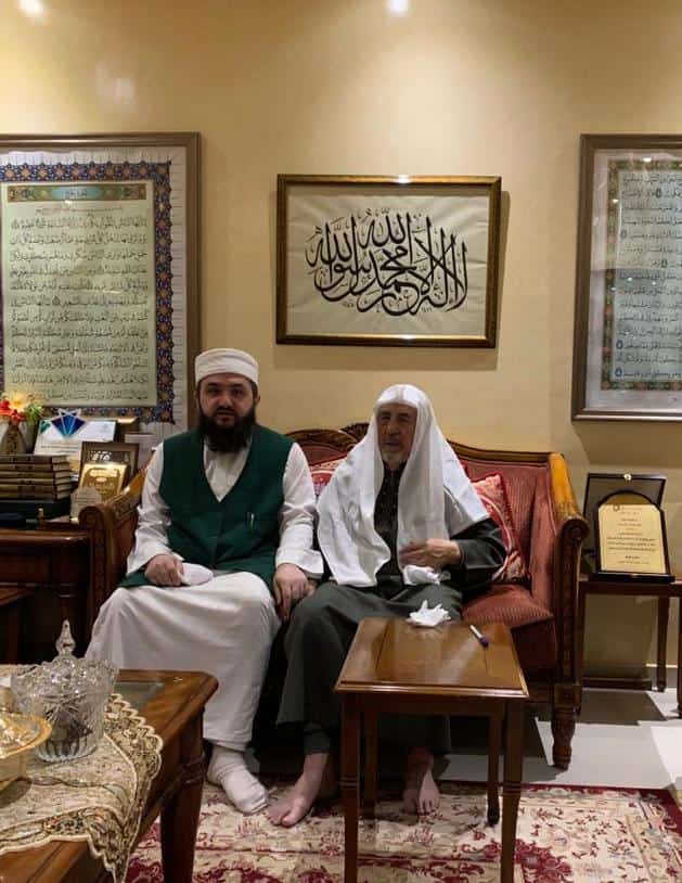 Medine Mushafı hattatı Osman Tâhâ Efendi ile hanelerinde.